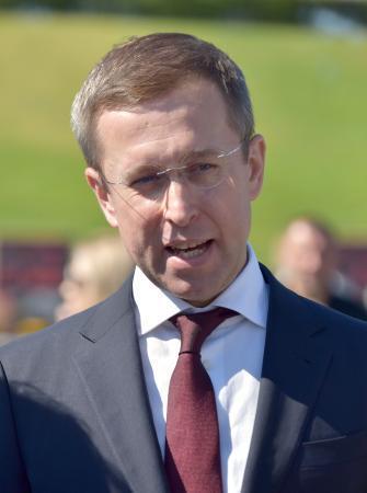 　共同通信のインタビューに応じたウクライナのコレツキー首相＝２３日、キーウ（共同）
