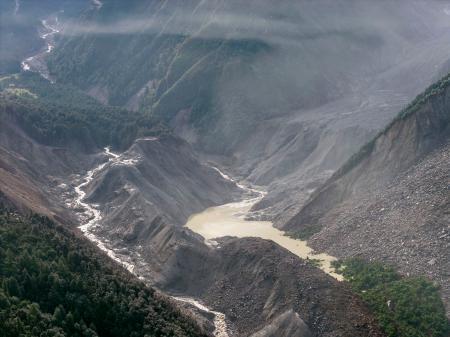 　ネパールと中国の国境付近で起きた土石流と洪水で形成された大規模な「土砂ダム」＝２７日（新華社＝共同）