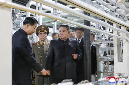 新たに稼働した核物質の生産工場を視察する北朝鮮の金正恩朝鮮労働党総書記（手前右）＝６月（画像の一部が加工されています、朝鮮中央通信＝共同）