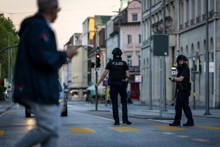 　スイス・アーラウの市街地を巡回する警察官ら＝３０日（Ｍｉｃｈａｅｌ　Ｂｕｈｏｌｚｅｒ／Ｋｅｙｓｔｏｎｅ提供・ＡＰ＝共同）