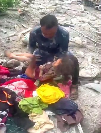 　ネパール中部ラスワ郡ティムレで、がれきの中から治安部隊に救出された少女＝２８日（武装警察のフェイスブックから）