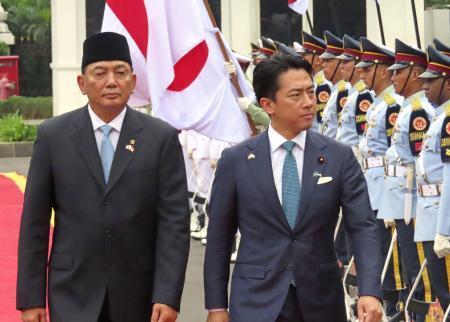 　インドネシアのシャフリィ国防相（左）との会談前に歓迎式典に臨む小泉防衛相＝５月、ジャカルタ（共同）