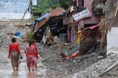 　洪水で被災した住宅＝１日、ネパール・ヌワコト郡（ゲッティ＝共同）