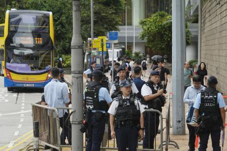　民主活動家、黄之鋒氏の判決公判を前に裁判所周辺を警戒する警察官＝２日、香港（共同）