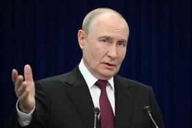 　２日、キルギス・ビシケクで記者会見するロシアのプーチン大統領（タス＝共同）