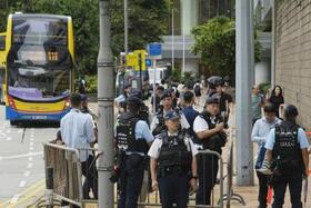 　民主活動家、黄之鋒氏の判決公判を前に裁判所周辺を警戒する警察官＝２日、香港（共同）
