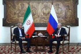 　１日、キルギス・ビシケクで会談するロシアのプーチン大統領（右）とイランのペゼシュキアン大統領（イラン大統領府提供・ゲッティ＝共同）