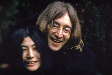　ジョン・レノン（右）とオノ・ヨーコさん＝１９６８年（ゲッティ＝共同）