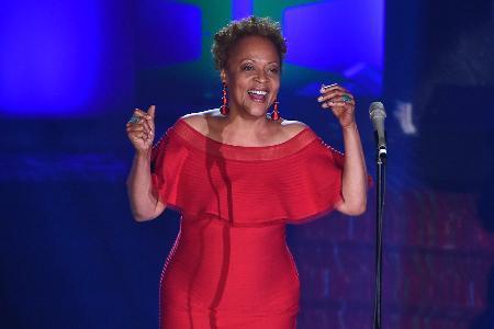 　２０１７年、米ニューヨークで公演するカサンドラ・ウィルソンさん（ＡＰ＝共同）