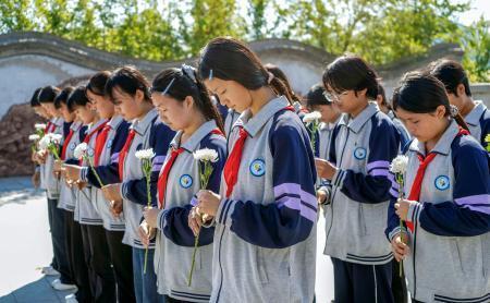 　「抗日戦争勝利記念日」を迎え、黙とうをささげる学生＝３日、中国河北省遵化市（新華社＝共同）