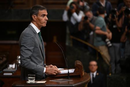 　演説するスペインのサンチェス首相＝３日、マドリード（ゲッティ＝共同）