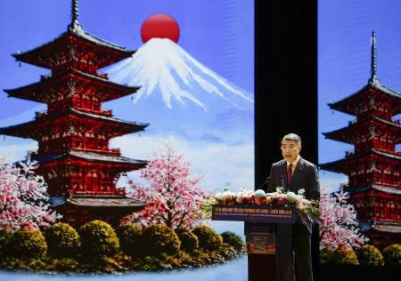 　６日、ベトナム中部フエで開かれた「地方協力フォーラム」で発言するレ・ミン・フン首相（共同）