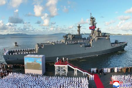 　新型駆逐艦「姜健」の就役式。北朝鮮の金正恩朝鮮労働党総書記と娘が視察した＝６日、北朝鮮東部の元山港（朝鮮中央通信＝共同）