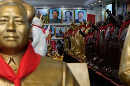 　土産物店に掲げられた毛沢東と中国の習近平国家主席の肖像画＝８日、中国湖南省韶山市（共同）
