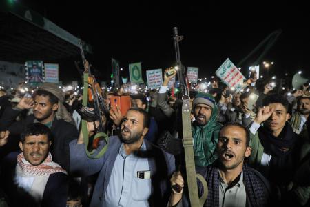 　１１日、イエメンの首都サヌアに集まる親イラン武装組織フーシ派の支持者ら（ＡＰ＝共同）