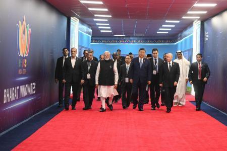　１２日、インドの首都ニューデリーで開かれたＢＲＩＣＳ首脳会議。前列左からイランのペゼシュキアン大統領、インドのモディ首相、中国の習近平国家主席、ロシアのプーチン大統領（タス＝共同）