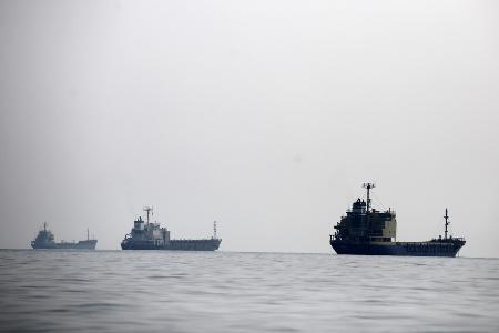 　ホルムズ海峡で停泊中の石油タンカーなど民間船（ゲッティ＝共同）