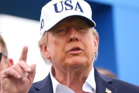 　訪問先のアイルランドで記者の質問に答えるトランプ大統領＝１３日、ドンベッグ（ＡＰ＝共同）