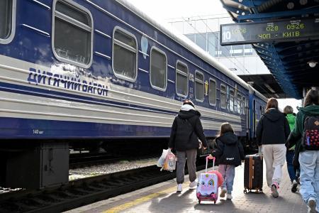 　ウクライナ・キーウの駅ホーム。家族での鉄道利用も多い＝１４日（共同）