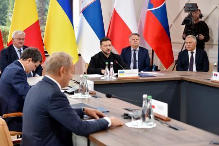 　ウクライナのゼレンスキー大統領（右から３人目）と中東欧諸国の首脳や高官の会議＝１８日、西部フタ（共同）
