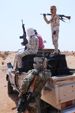 　ＲＳＦから離反した戦闘員＝８月、スーダン首都ハルツーム近郊（ＡＰ＝共同）