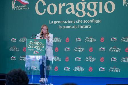 　「イタリアの同胞」の集会で演説するメローニ首相＝２０日、ローマ（Ｖａｌｅｎｔｉｎａ　Ｓｔｅｆａｎｅｌｌｉ／ＬａＰｒｅｓｓｅ提供・ＡＰ＝共同）