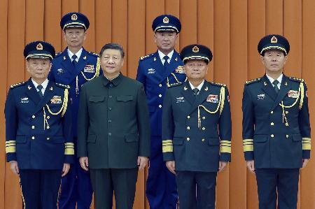 　２０２５年１２月、記念写真に納まる（前列左２人目から）中国の習近平国家主席、張又侠・中央軍事委員会副主席、劉振立・軍統合参謀部参謀長＝北京（新華社＝共同）