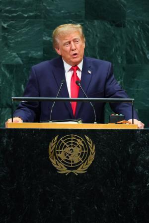 　国連総会一般討論で演説するトランプ米大統領＝２２日、ニューヨーク（ロイター＝共同）
