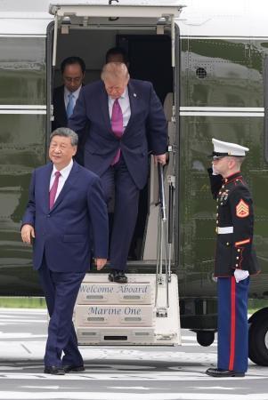 　ワシントンのホワイトハウスで中国の習近平国家主席（左手前）を「マリーンワン」内部に案内したトランプ米大統領（中央）＝２４日（ＡＰ＝共同）