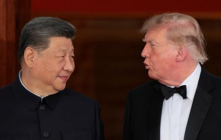 　中国の習近平国家主席（左）に語りかける米国のトランプ大統領＝２４日、ワシントン・ホワイトハウス（ロイター＝共同）