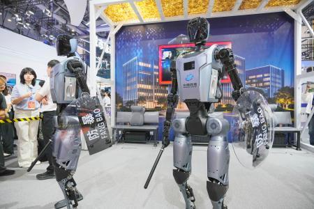　「世界ロボット大会」で披露された中国国営企業が開発した治安維持ロボット＝８月、北京（共同）