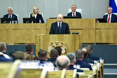　ロシア下院で議員らを前に演説するプーチン大統領（中央）＝３０日、モスクワ（タス＝共同）