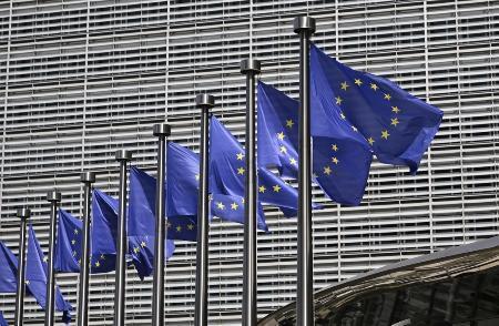 　欧州連合（ＥＵ）欧州委員会の本部に掲げられたＥＵの旗＝２０２６年６月、ベルギー・ブリュッセル（共同）