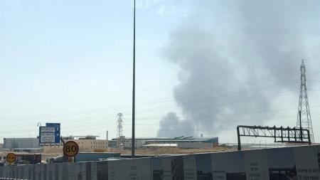 　サウジアラムコの製油所で発生した火災で煙が上がる様子＝３日、サウジアラビア・リヤド（ロイター＝共同）