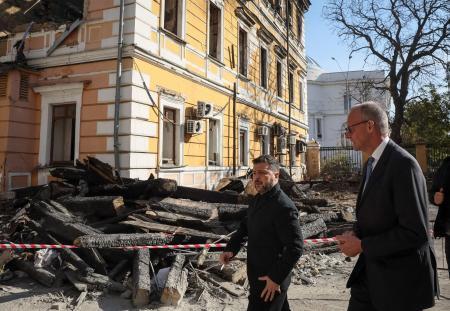 　訪問先のウクライナで、ロシアの攻撃で破壊された首都キーウをゼレンスキー大統領（左）とともに歩くドイツのメルツ首相＝４日（ロイター＝共同）