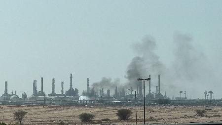 　サウジアラムコの製油所から立ち上る煙＝３日、サウジアラビア・リヤド（ロイター＝共同）