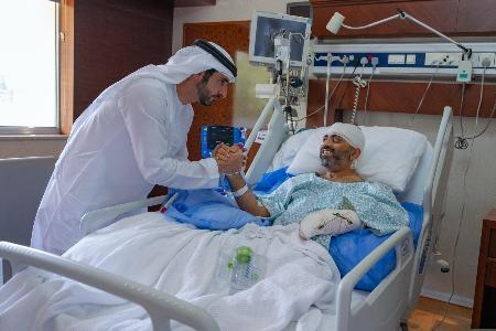 　襲撃されて重傷を負ったスミット機長（右）を見舞うアラブ首長国連邦（ＵＡＥ）ドバイ首長国のハムダン皇太子＝２日、ドバイ（同国提供、ＡＰ＝共同）