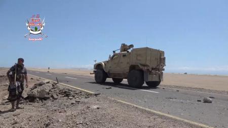　道路脇に立つイエメン暫定政権軍の兵士。５日に動画が公開された＝イエメン・タイズ州（暫定政権軍提供、ロイター＝共同）