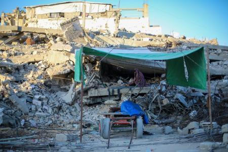 　イスラエルの空爆により破壊された建物＝７日、ガザ北部ガザ市（ゲッティ＝共同）