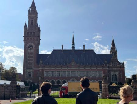 　国際司法裁判所（ＩＣＪ）が入る「平和宮」＝９月、オランダ西部ハーグ（共同）