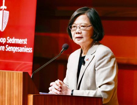 　７日、米カリフォルニア州のスタンフォード大で講演する台湾の蔡英文・前総統（蔡氏事務所提供・共同）