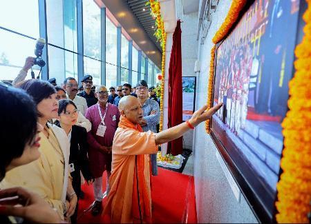 　飾られた写真を見る安倍昭恵さん（左から２人目）＝７日、インド・バラナシ（アディティヤナート州首相のＸから、共同）