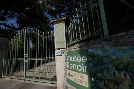 　ルノワールの絵画が盗まれたフランス南部カーニュシュルメールの美術館の入り口＝９月８日（ロイター＝共同）