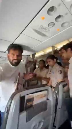 　インド警察に拘束されるゴキブリ人民党創設者のディプケ氏（左）＝１０日、ニューデリー（同党のＸから、ロイター・共同）