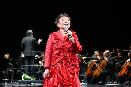 　１０日、ウズベキスタン・タシケントで歌う加藤登紀子さん（共同）