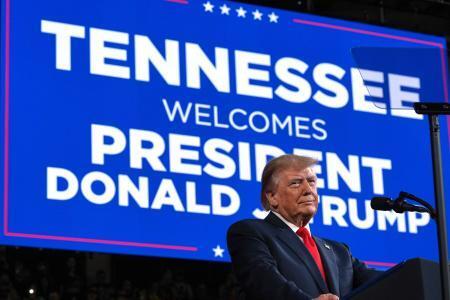 　テネシー州での選挙集会で演説するトランプ大統領＝１０日、クラークスビル（ＡＰ＝共同）