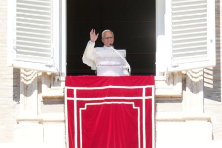 　バチカンのサンピエトロ広場で日曜の祈りを終えたローマ教皇レオ１４世＝１１日（ＡＰ＝共同）