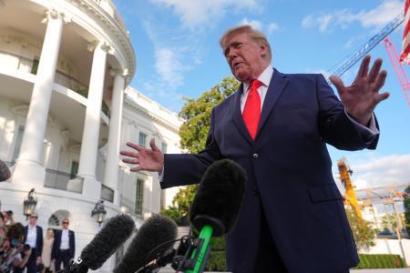 　ホワイトハウスで取材に応えるトランプ大統領＝１２日、ワシントン（ＡＰ＝共同）