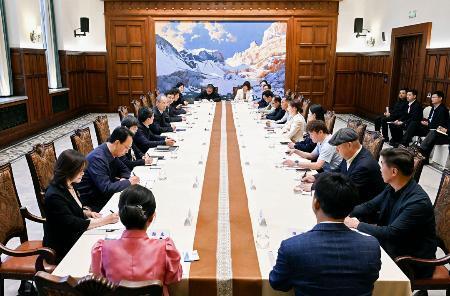 　中国吉林省政府が公開した、省トップとインフルエンサーらとの座談会＝７日（同省政府のＨＰから・共同）