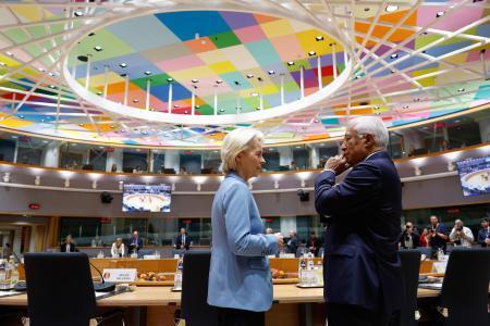 　ＥＵ首脳会議の会場でコスタＥＵ大統領（右）と話すフォンデアライエン欧州委員長＝１５日、ブリュッセル（ＡＰ＝共同）